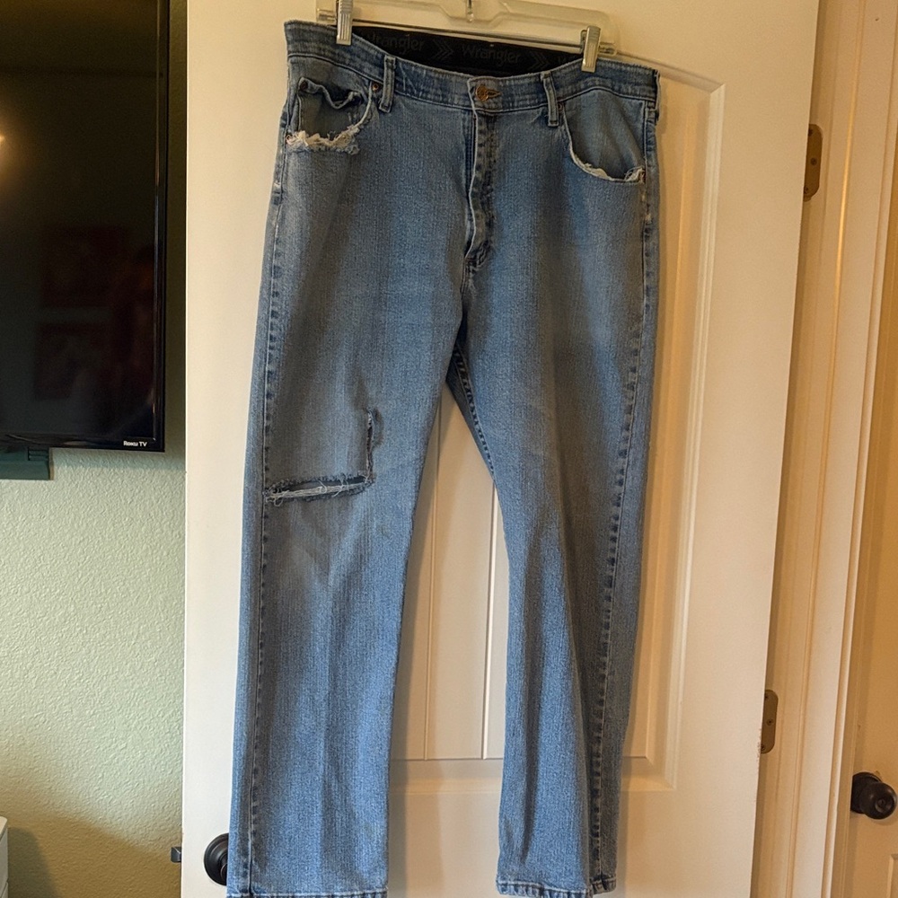 Wrangler Men's Light Blue Relaxed Jeans